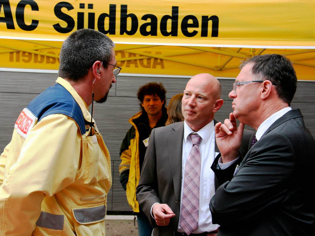 Die Organisatoren Jrgen Kern und Jrgen Dreher (von rechts) am Stand des ADAC.
