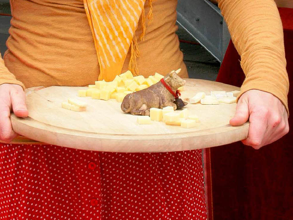 Leckerer und gesunder Biokäse, der mit einem Lächeln serviert wurde. Leckerer und gesunder Biokäse, der mit einem Lächeln serviert wurde.