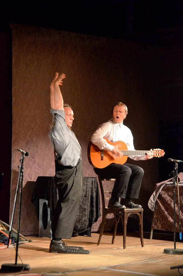 Zu Gogols Gitarrenklngen legt Mx feurigen Flamenco aufs Parkett.  | Foto: Alexander Huber