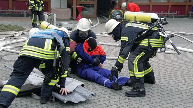 Schnell und effektiv kmmerten sich di... geborgenen &#8222;Verletzten&#8220;.   | Foto: Marion Domann