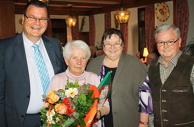 Groer Bahnhof fr das Ehrenmitglied G...vorsitzende Manfred Rein gratulierten.  | Foto: BZ