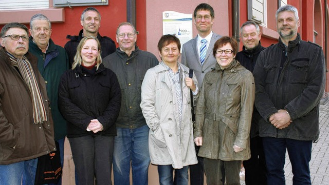 Die Gedenktafel &#8222;900 Jahre Grafe...m ihren Sprecher Walter Batt (links).   | Foto: gemeinde