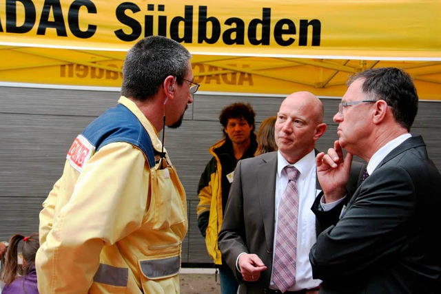 Die Organisatoren Jrgen Kern und Jrgen Dreher (von rechts) am Stand des ADAC.  | Foto: Gerda Oswald