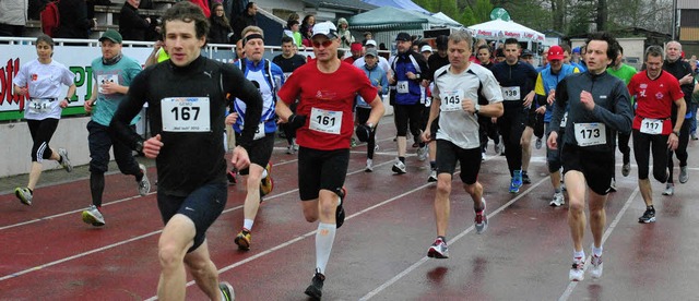 Start zum Zehn-Kilometer-Lauf im Stadi...rstadt, der 36,12 Minuten bentigte.   | Foto: Sedlak