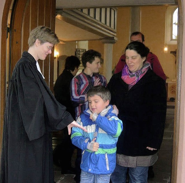 Pfarrerin Nicole Diedrichsen verabschi... den Gottesdienstbesuchern in Hausen.   | Foto: Klaus Brust
