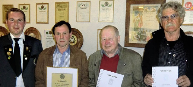 Oberschtzenmeister Andreas Metzger (g...r und Kurt Seywald, die geehrt wurden.  | Foto: Privat