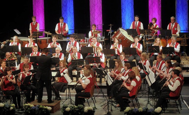 Florian Haas hat seine Musiker und das Publikum fest im Griff.  | Foto: WOLFGANG KNSTLE