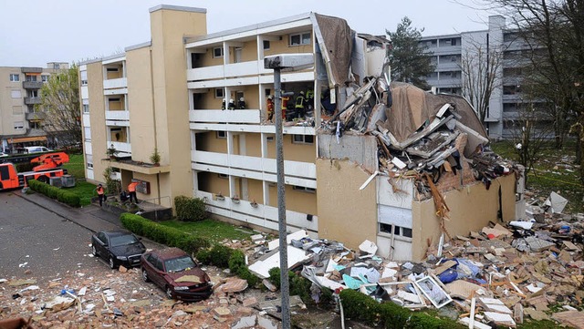 Die Explosion zerstrte ein Mehrfamilienhaus im Prattler Lngi-Quartier.    | Foto: Kantonspolizei Baselland