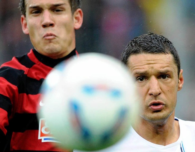 Freiburgs Oliver Sorg (links) und Hoff...ihovic beim 0:0 im Mage-Solar-Stadion.  | Foto: dapd