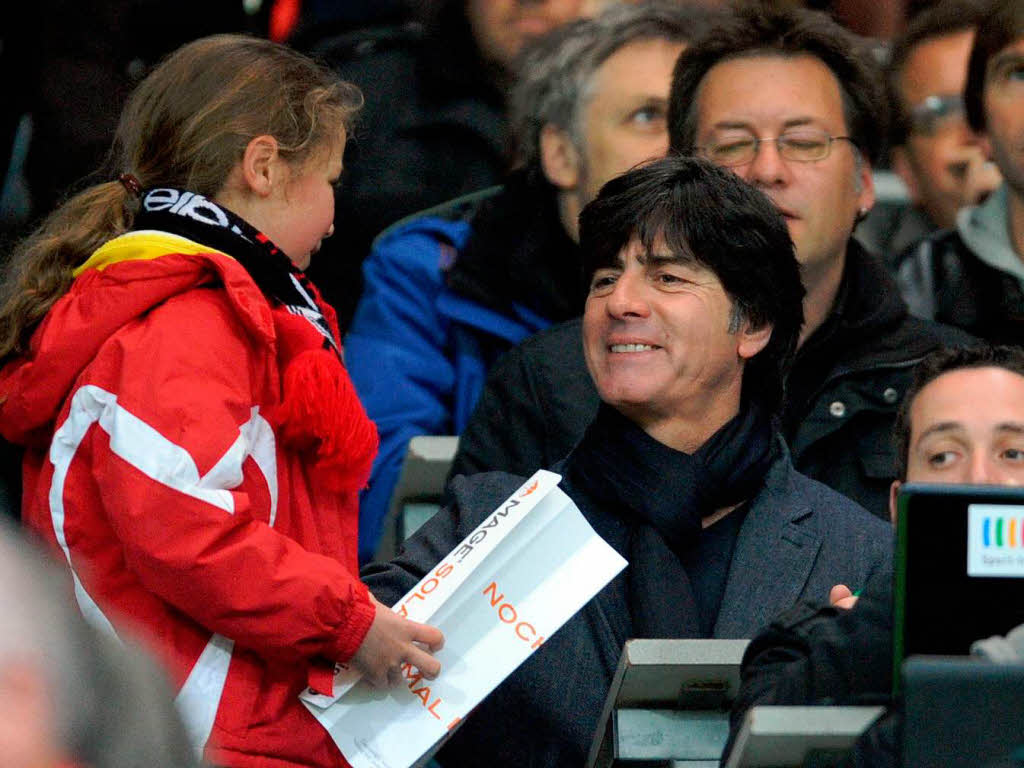 Bundestrainer Joachim Lw unterhielt sich vor dem Spiel mit einer jungen Zuschauerin