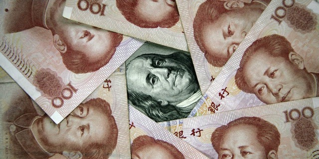 Chinesische Banknoten umringen einen Dollarschein   | Foto: dpa