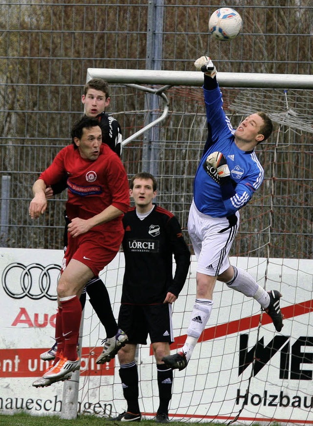 Stadelhofens Torwart Bruder wehrt den ... Trainer Reiner Scheu aber noch nicht.  | Foto: reinhardt