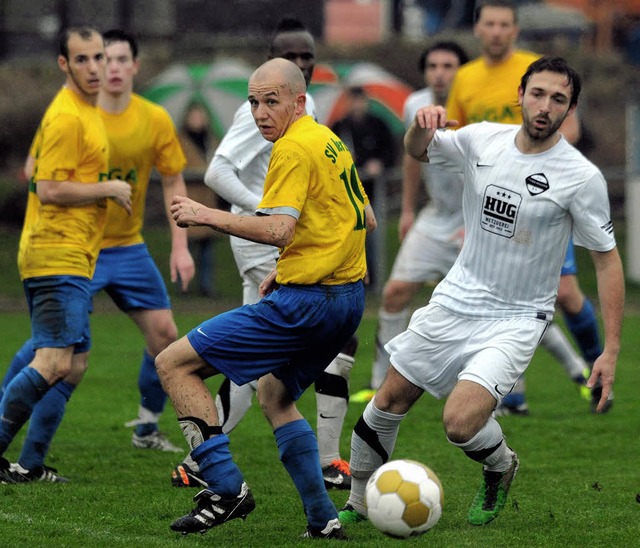 Gezeichnet vom Kampf: der Hertener Mat...l Palit (rechts) dem Ball hinterher.    | Foto: schn