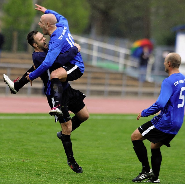 Zeugnis der Zuneigung: Der Weiler Dani...:2 empor, Thomas Fuhrler kommt hinzu.   | Foto: schn