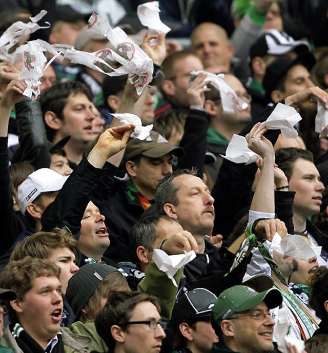 Mit weien Taschentchern verabschieden die Gladbacher Fans die Gste aus Kln.   | Foto: dpa