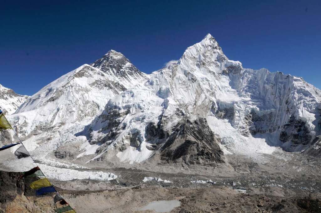 Das Ziel von Richard  Stihler: der Gipfel  des  Mount Everest (links). Im Hintergrund    ist der Lhotse zu sehen,  rechts der (nur scheinbar hhere) Nuptse.