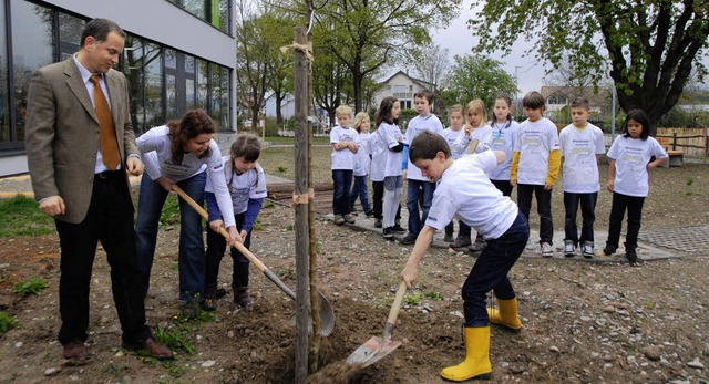 Pflanzaktion: Am ersten Schultag in de...iterin Michaela Nock einen Apfelbaum.   | Foto: Roland Vitt
