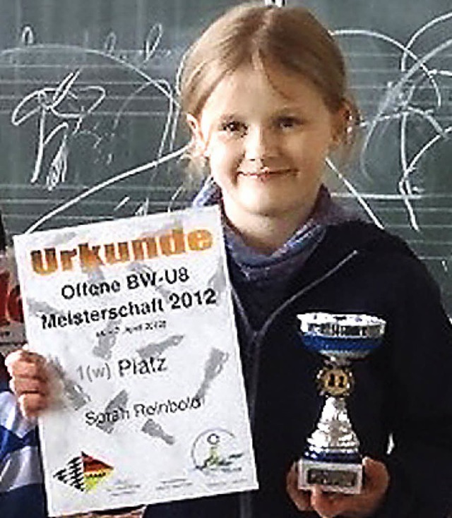 Stolz prsentiert Sorah Reinbold Pokal und Urkunde.   | Foto: Privat