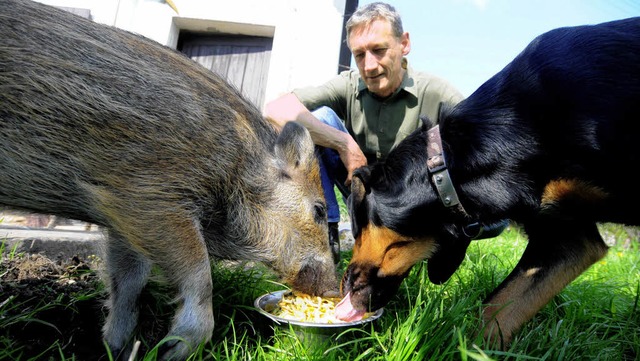 Hhhmmmm, lecker Nudeln mit Soe: Konra... Josef Burbach hat seine Freude daran.  | Foto: Wolfgang knstle