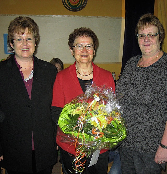 Pfarrerin Susanne Rokopf (links) und Karin Zh verabschiedeten Angelika Kunz.   | Foto: Privat
