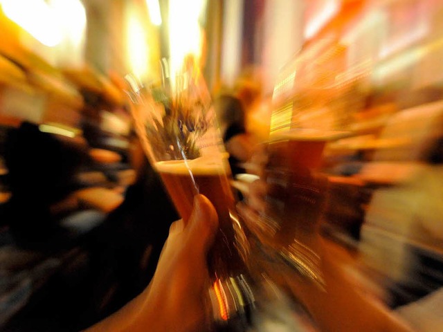 Feiern, bis der Arzt kommt? Nicht in B...ds kein Alkohol mehr getrunken werden.  | Foto: dpa