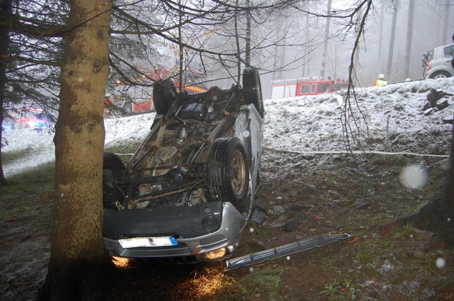 Vier Verletzte forderte ein Unfall am ...agmorgen auf schneebedeckter Fahrbahn.  | Foto: Polizei