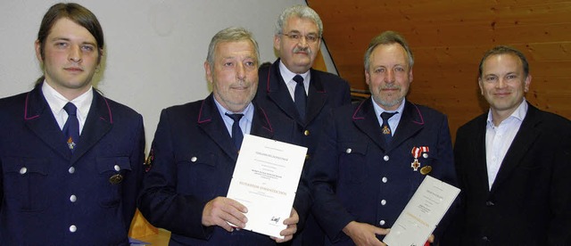 Ehrungen bei der Gesamtwehr Sasbach (v...es und Brgermeister Jrgen Scheiding   | Foto: Roland Vitt