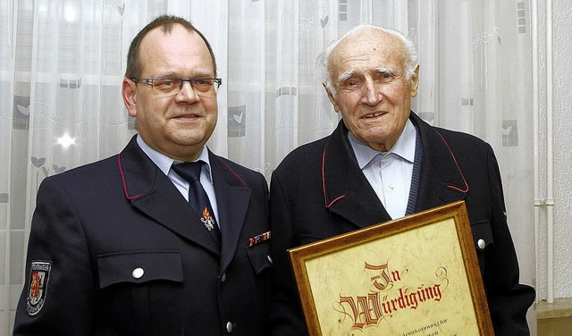 Seit 65 Jahren Feuerwehrmann: Ehrenkom...ommandant Klaus Beiser ausgezeichnet.   | Foto: heidi fssel
