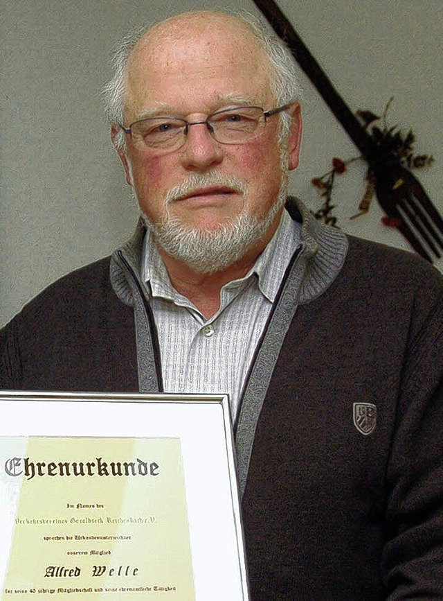 Alfred Welle mit der Urkunde, die ihn ...erkehrsvereins Reichenbach besttigt.   | Foto: W. Beck