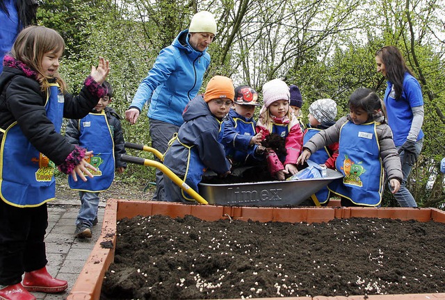 Die Beete sind gerichtet, damit das Ge... Mahlzeit fr die Kinder  werden kann.  | Foto: heidi fssel