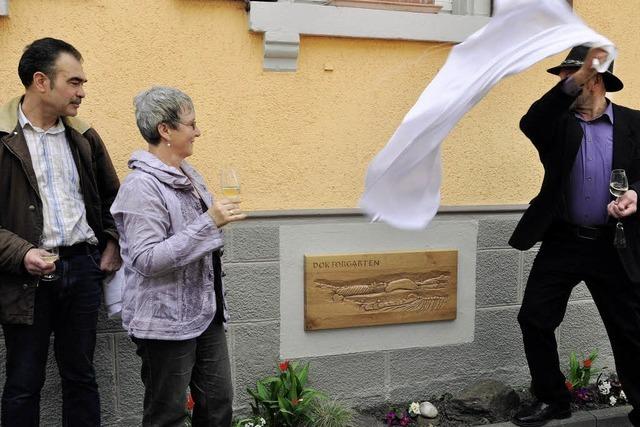 Kleine Kunstwerke an den Kellerfenstern