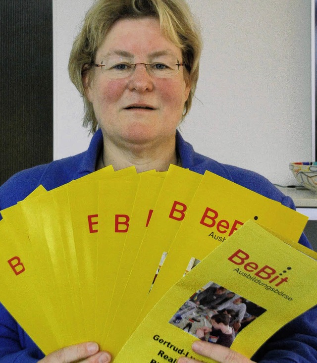 Rektorin Birgit Barth mit den Bebit-Flyern.   | Foto: Staub