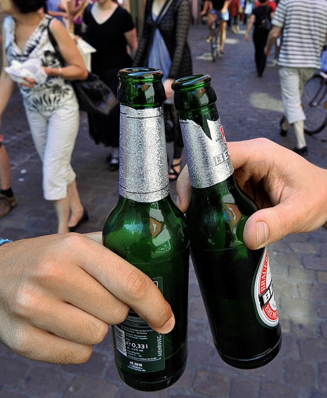 In zwei Bad Sckinger Parks und am Rhe...oen mit Bier von 19 Uhr an verboten.   | Foto: dpa
