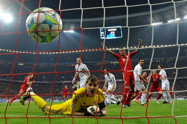 Der Ball ist im Netz: Franck Ribry ha...die Bayern gegen Real Madrid erzielt.   | Foto: dpa