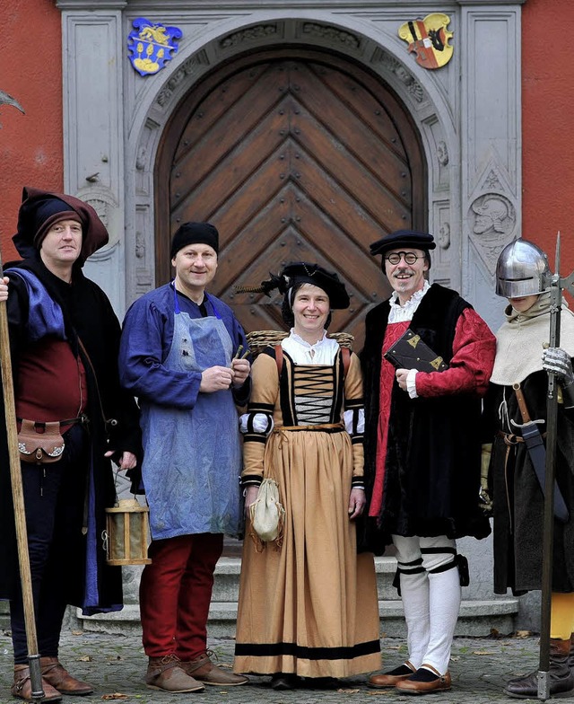 Die Akteure der historischen Stadtfhrungen vor dem Waldkircher Rathaus.   | Foto: Hubert Bleyer
