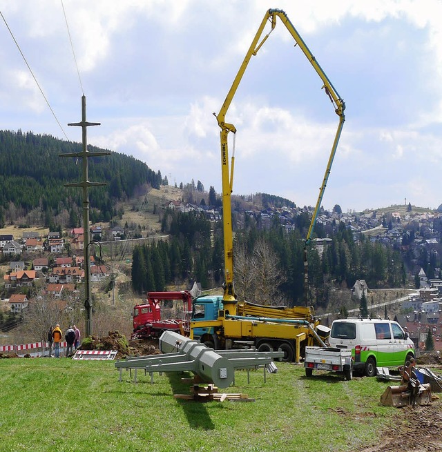 Neue Masten werden vom Energiedienst a...es des Neubaugebietes zu ermglichen.   | Foto: Thomas Winckelmann