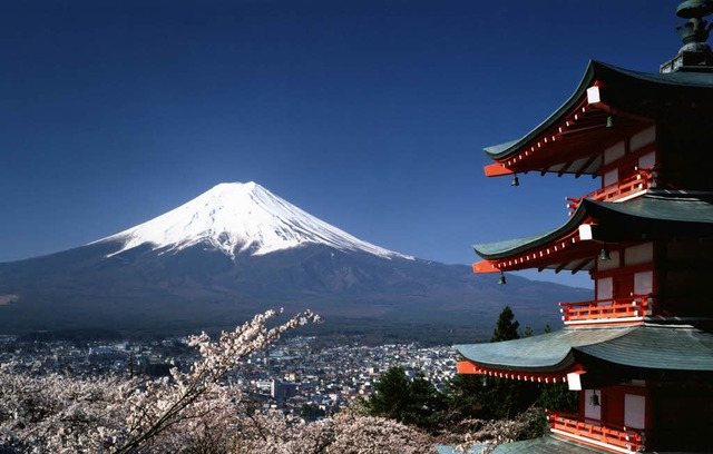 Naturschnheit: Der Fuji gilt mit sein...s einer der schnsten Berge der Welt.   | Foto: dpa