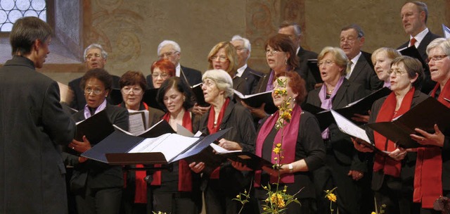 Der gemischte Chor der Sngervereinigung Mllheim bei seinem furiosen Finale   | Foto: Anton Winzer