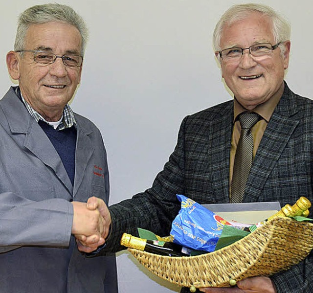 Ortsvorsteher Hans-Jrgen Stadelhofer ...o Kiechle (links) mit Brezel und Bier.  | Foto: Vogt