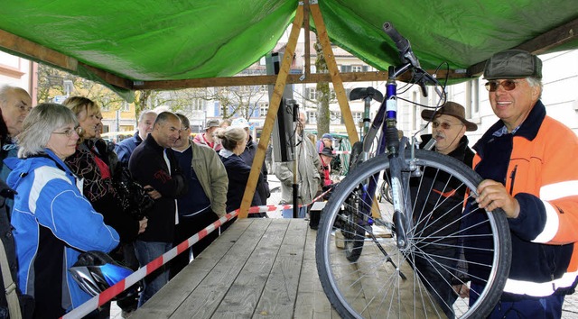 Auktionsassistent Udo Sikau (rechts) u...reise lagen zwischen drei und 80 Euro.  | Foto: anja bertsch