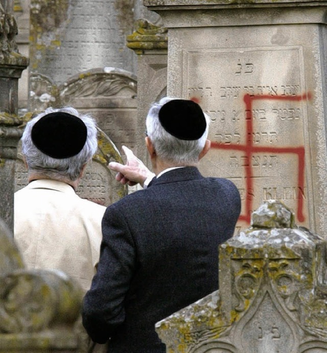 Nach wie vor werden jdische Grber geschndet und Juden beschimpft.   | Foto: dpa