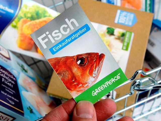 Die Umweltorganisation Greenpeace hat ...er fr den Fisch-Einkauf aktualisiert.  | Foto: dpa
