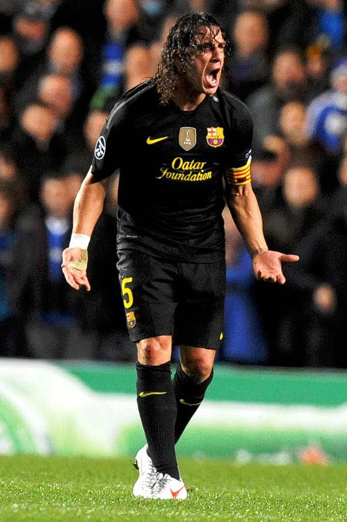 Barcelona s Carles Puyol trieb sein Team an.