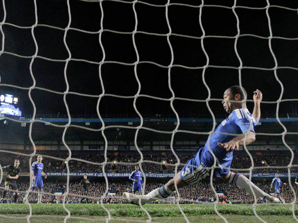 Ashley Cole vereitelte in der ersten Halbzeit eine Topchance des FC Barcelona und kratzte den Ball noch von der Linie.