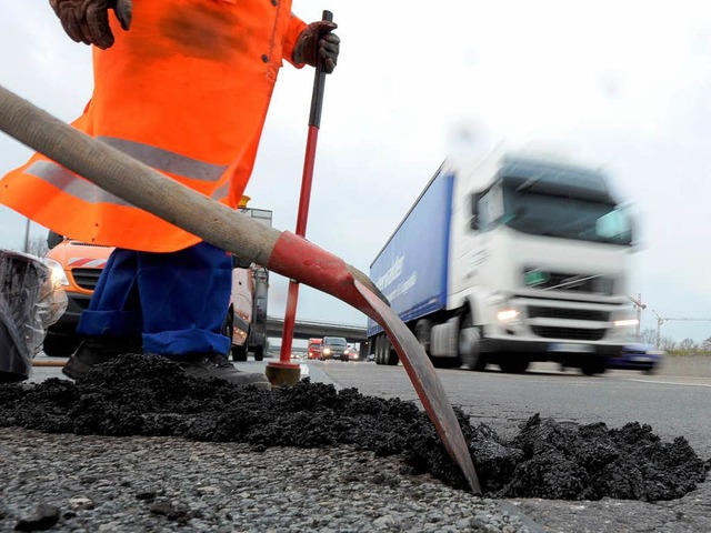 Viele Baustellen behindern den Verkehr in Karlsruhe.  | Foto: dpa