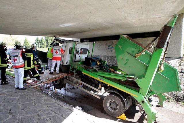 Laster rammt Brcke in Lahr – lange Staus