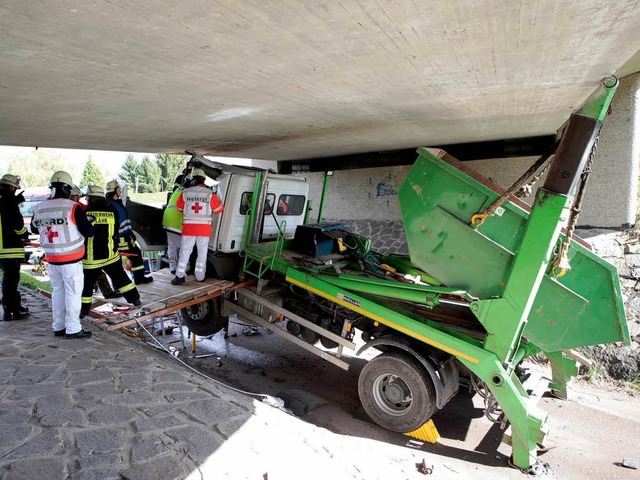 Retter arbeiten an der Unfallstelle unter der Brcke.  | Foto: Christoph Breithaupt