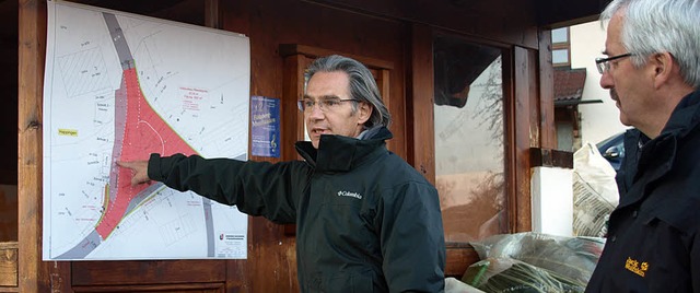 Claus Baumgartener erluterte die Mgl...n dem am Bushuschen angebrachten Plan  | Foto: Karin Stckl-Steinebrunner