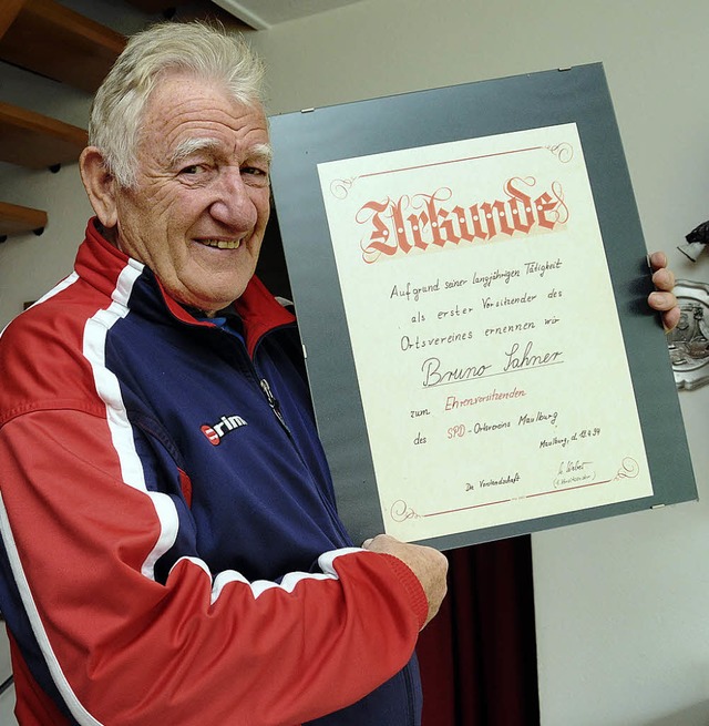 Seit 1994 schon ist Bruno Sahner Ehren...haft bei den Sozialdemokraten geehrt.   | Foto: Robert Bergmann