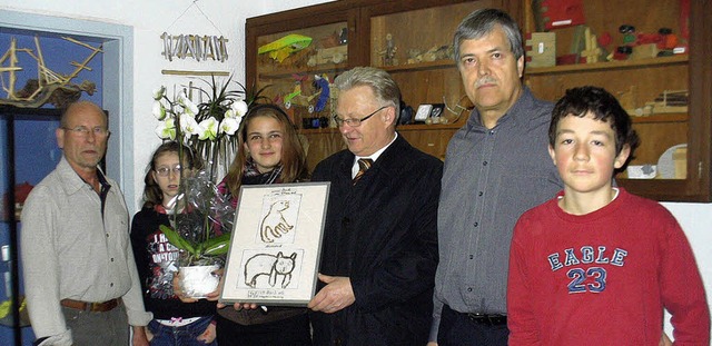 Schler verschenkten eine Radierung (v...r Johann Tritschler und Jeremy Seibert  | Foto: Bernhard Ritter